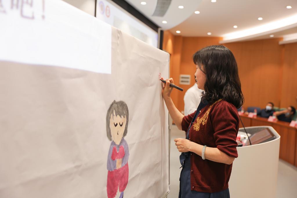 大学生心理健康执行委员会的同学推出一幅画,一个小女孩抱着膝盖埋头